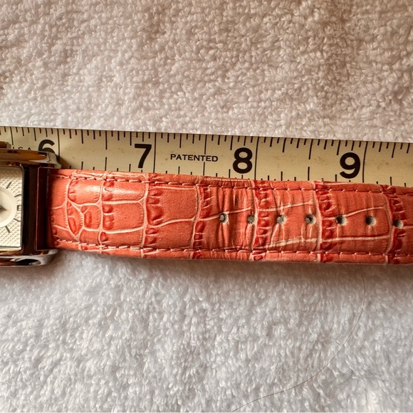 DUAL TIME ZONE WATCH. Manually set time by gently pulling out crown. - Picture 4 of 8